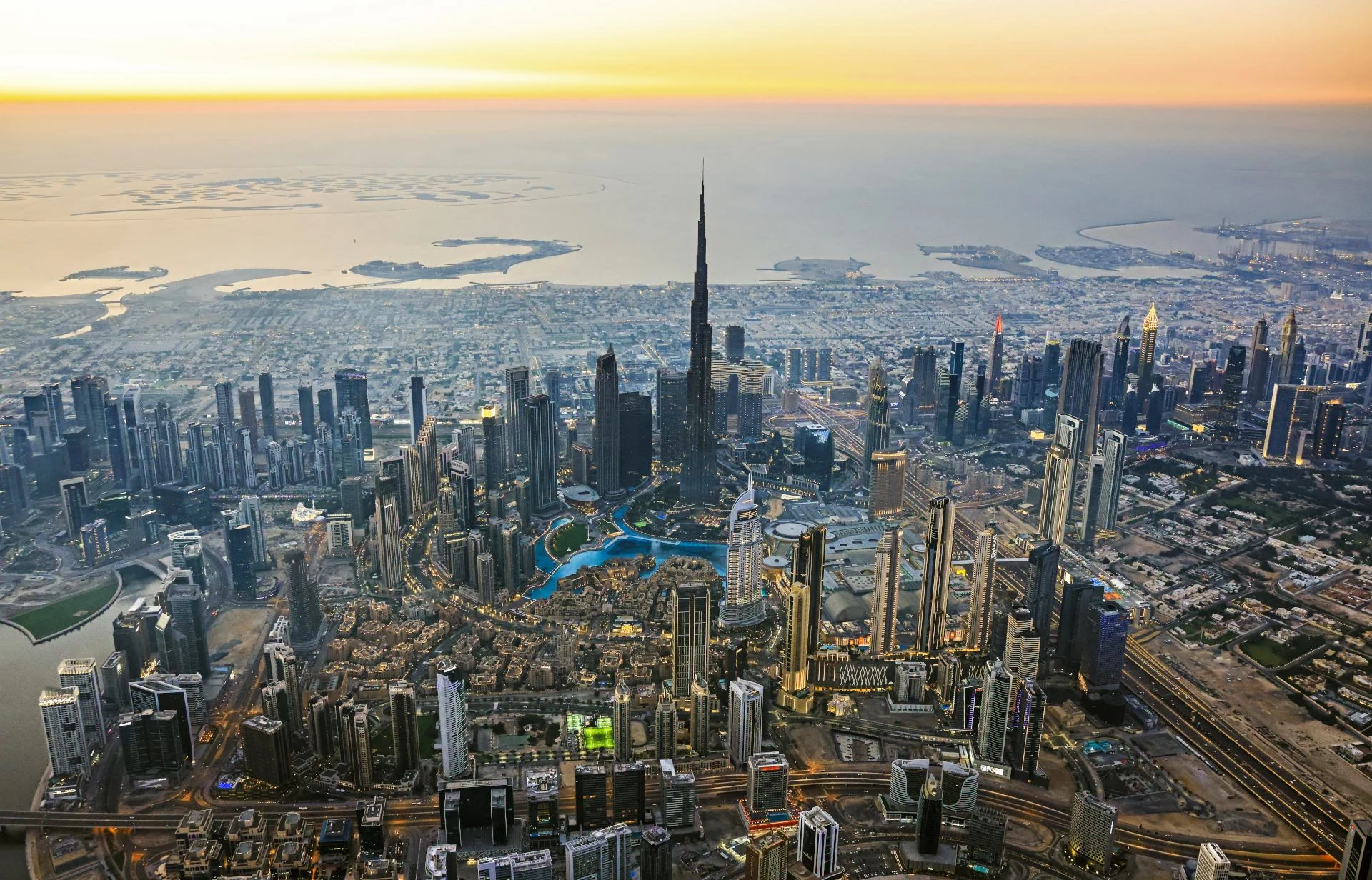 Vista aérea de Dubai com o Burj Khalifa ao entardecer