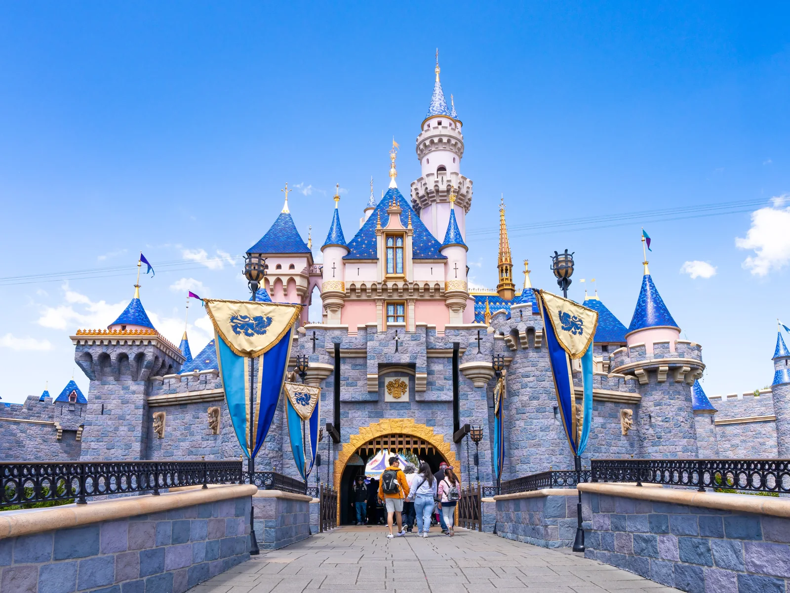 Castelo de parque temático da Disney com torres azuis