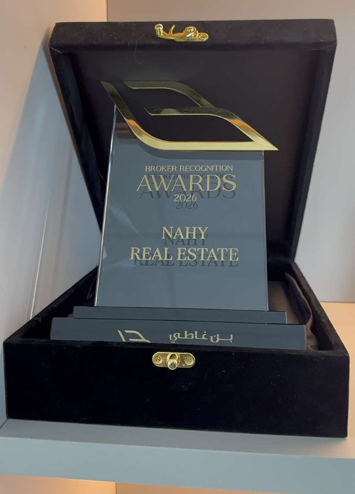 Troféu Broker Recognition Awards 2026 da Binghatti com o nome NAHY Real Estate